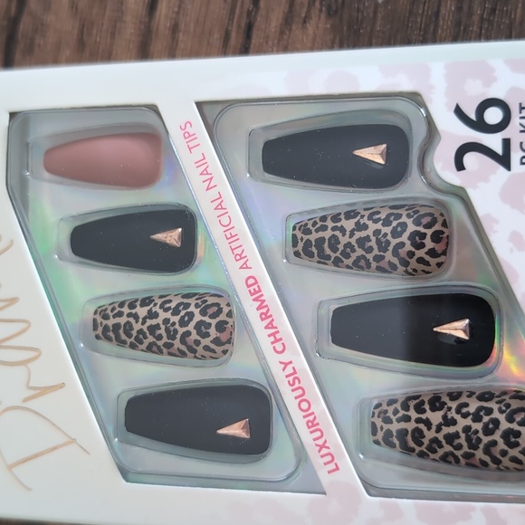 L.A. Girl Extra Drama Nail Kit *no glue* - Picture 4 of 4